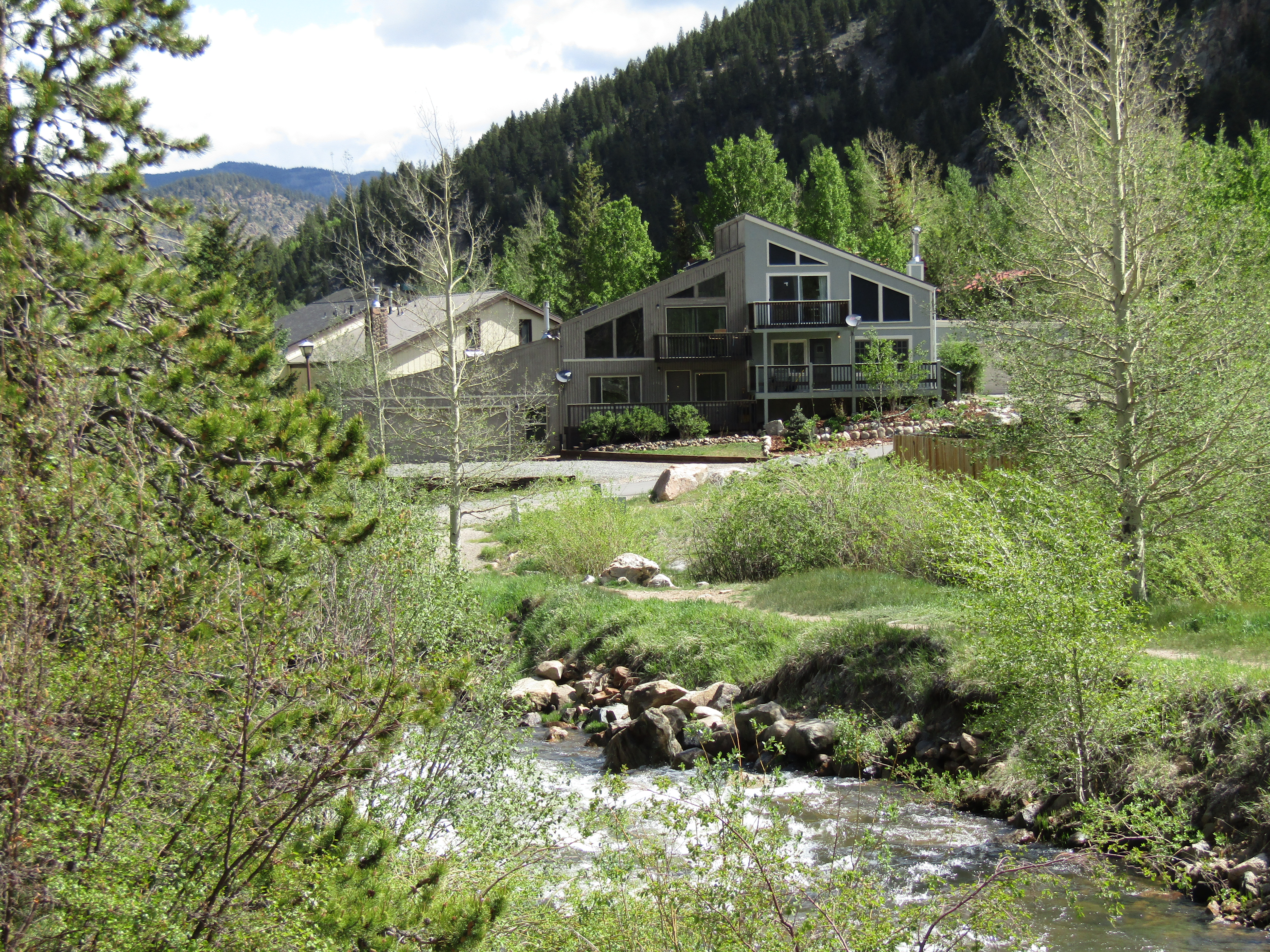 Beautiful Creekside Chalet with Awesome Mountain VIEWS