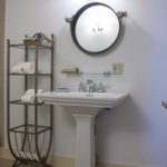 layla’s riverside lodge bathroom