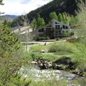 Beautiful Creekside Chalet with Awesome Mountain VIEWS