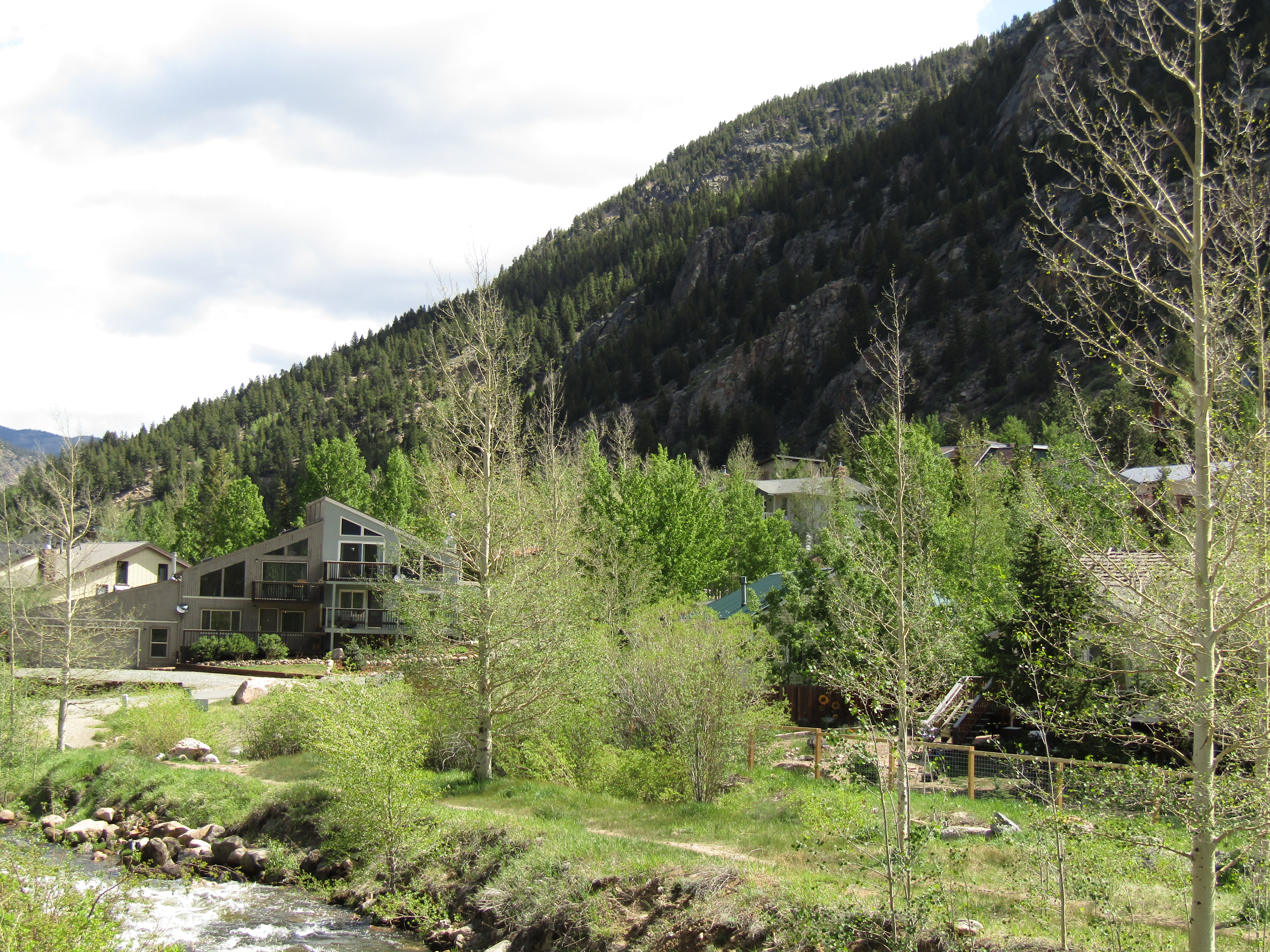 Beautiful Creekside Chalet with Awesome Mountain VIEWS