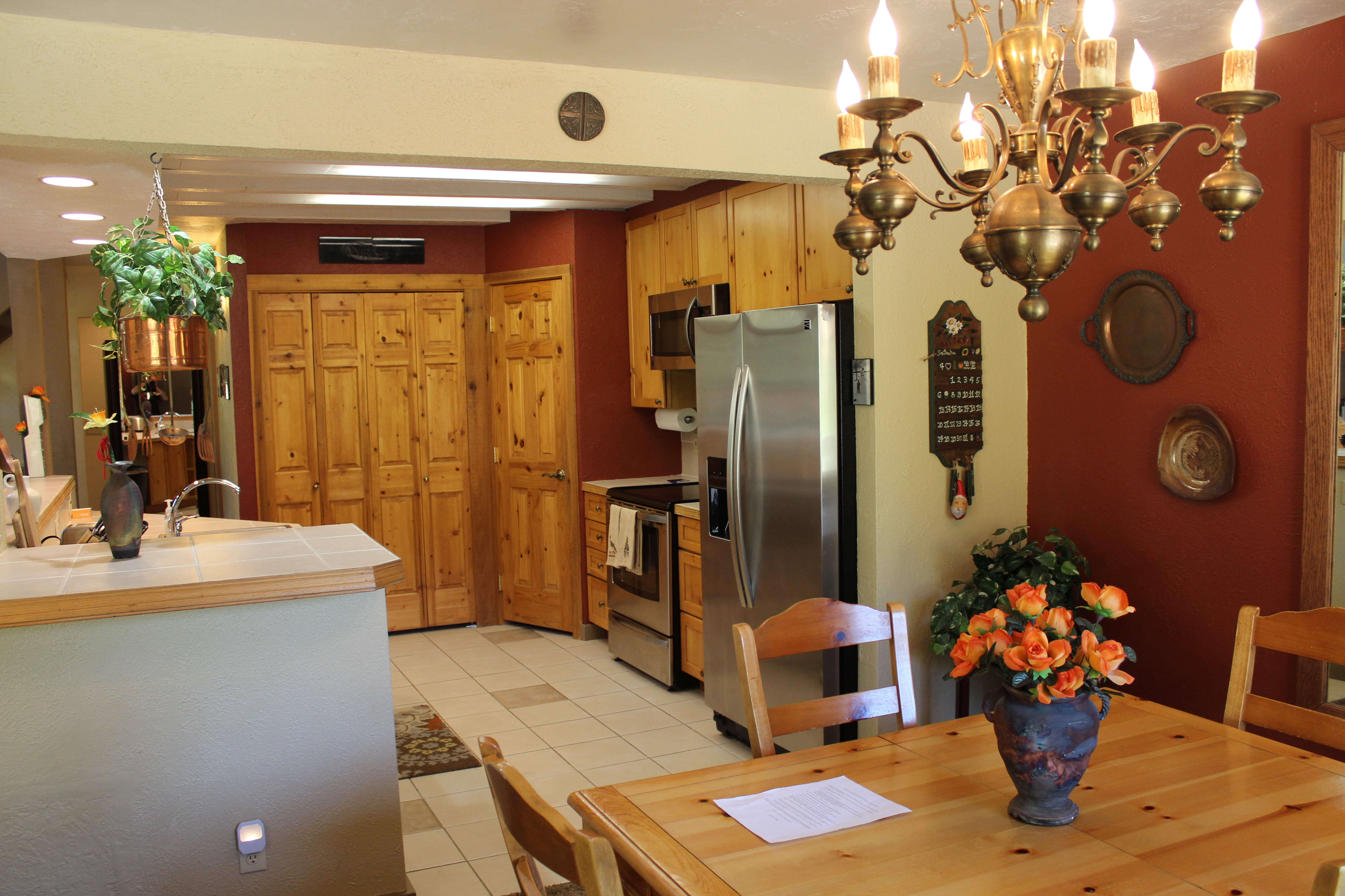 Beautiful Creekside Chalet with Awesome Mountain VIEWS