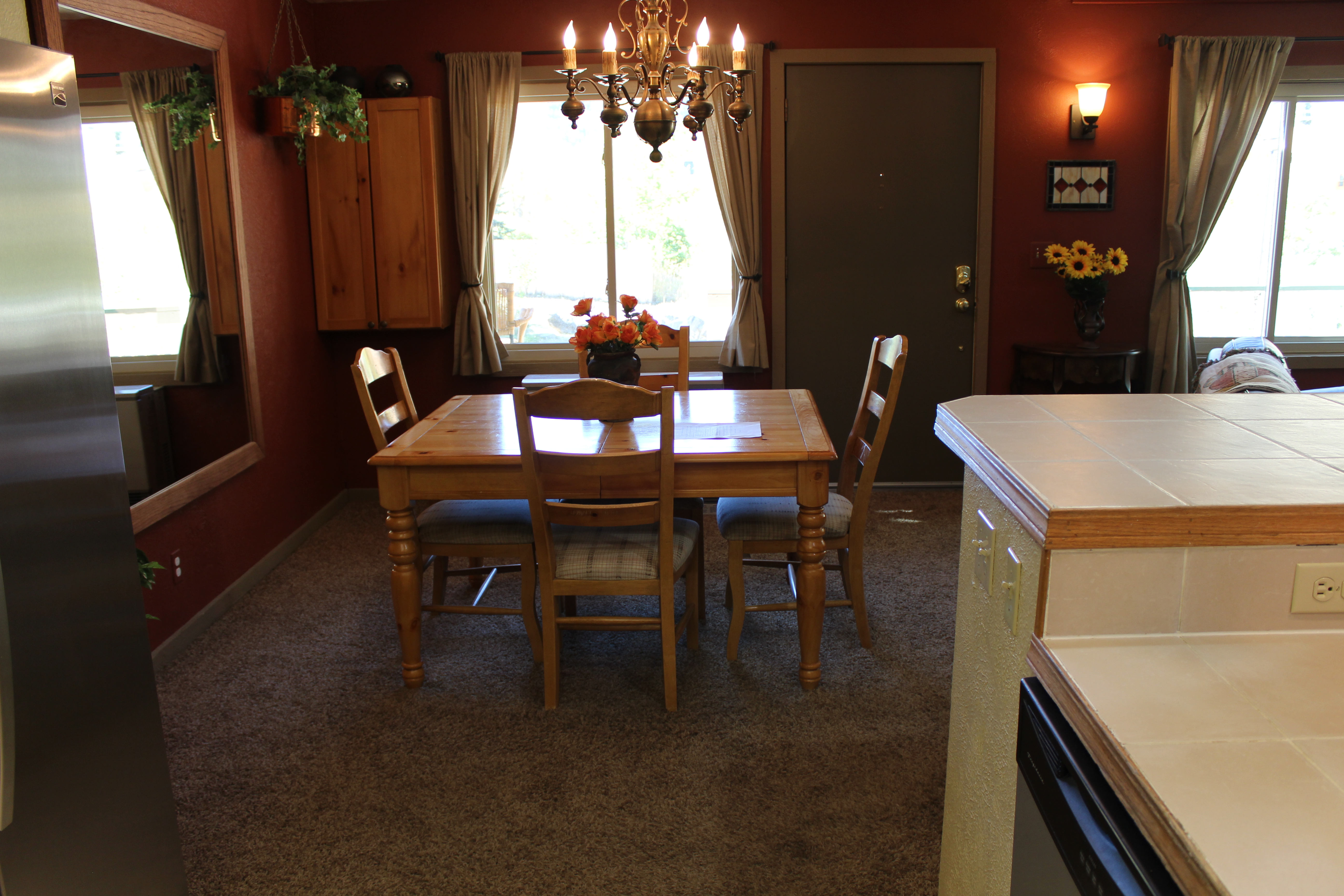 Beautiful Creekside Chalet with Awesome Mountain VIEWS