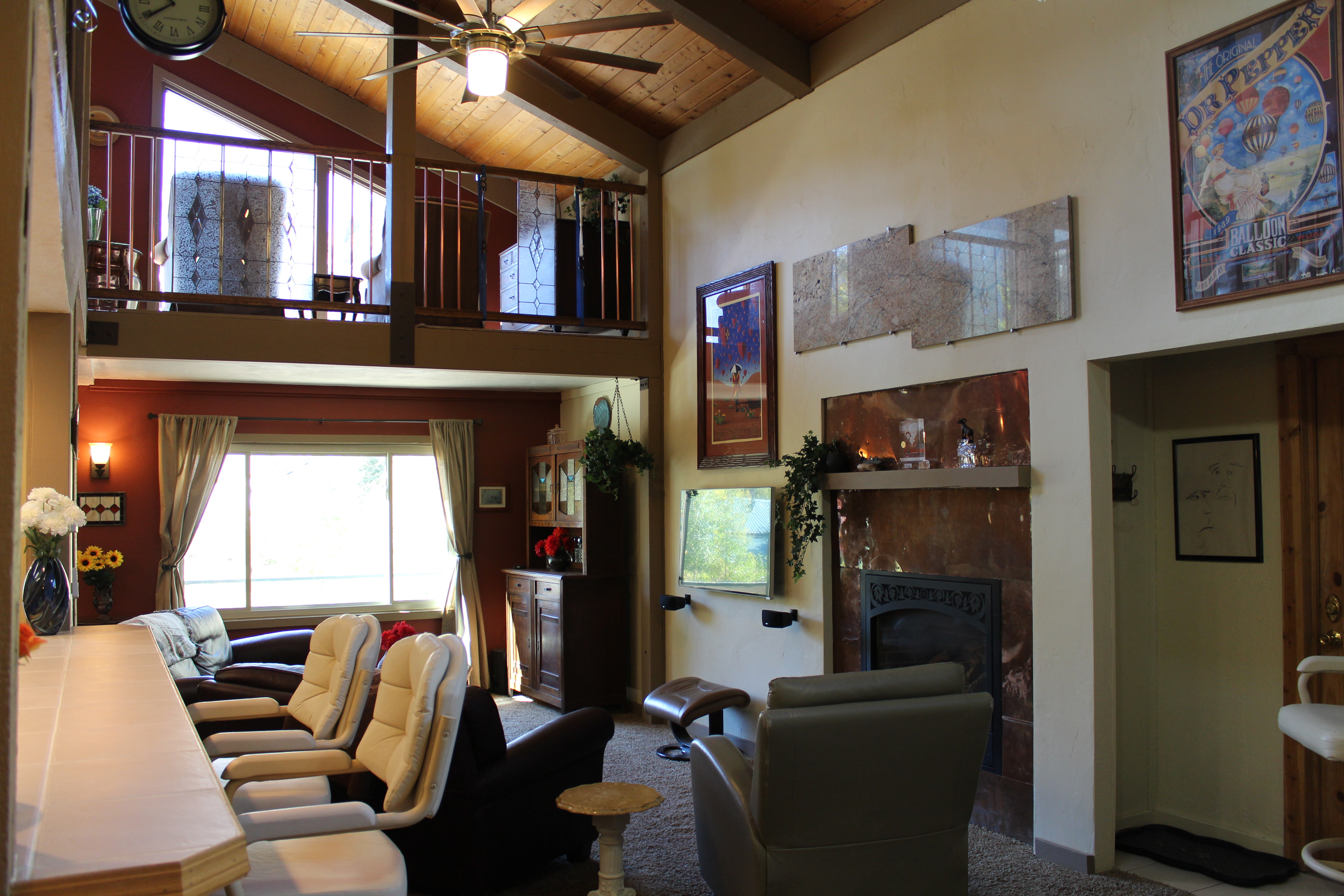 Beautiful Creekside Chalet with Awesome Mountain VIEWS