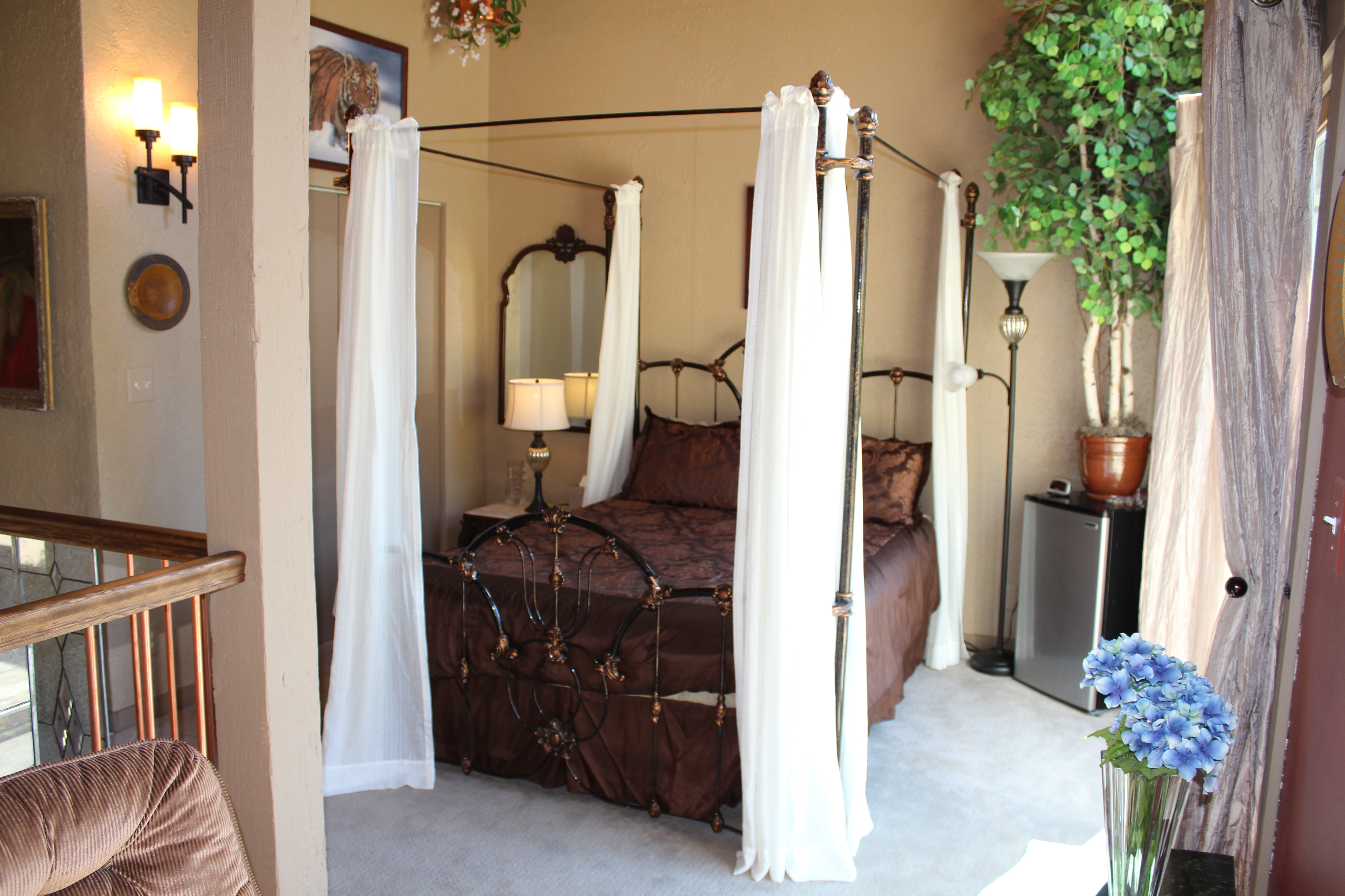 Beautiful Creekside Chalet with Awesome Mountain VIEWS