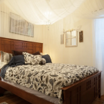 2-Bedroom suite w private bath: 1908 bungalow: Trendy foodie area: COVID-19/Health Aware: Gratis doobie & bottle of wine!